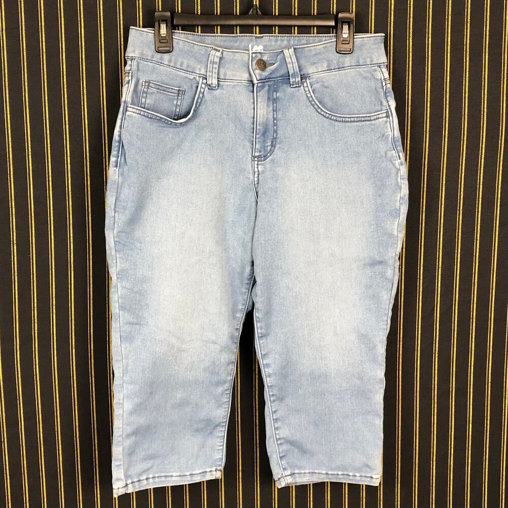 Women Lee Riders Size 10M Regular Fit Midrise Light Blue Capri Jeans Approx 32in